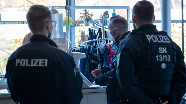 Polizisten kontrollieren die Corona-Regeln in Pirna (Sachsen): Die Rechtsgrundlage für viele der Maßnahmen, die "epidemische Lage nationaler Tragweite" könnte nun doch vom Bundestag verlängert werden.