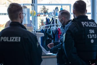 Polizisten kontrollieren die Corona-Regeln in Pirna (Sachsen): Die Rechtsgrundlage für viele der Maßnahmen, die "epidemische Lage nationaler Tragweite" könnte nun doch vom Bundestag verlängert werden.