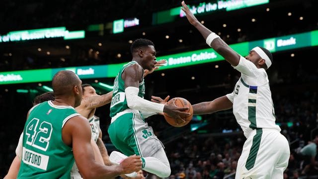 Dennis Schröder (M) überragte bei den Boston Celtics.