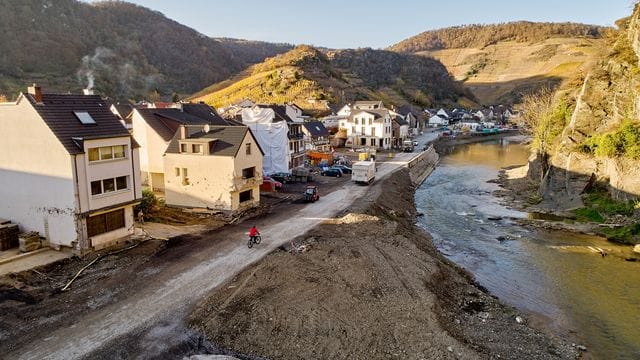 Straßenwiederaufbau im flutgeschädigten Ahrtal Straßenwiederaufbau im flutgeschädigten Ahrtal