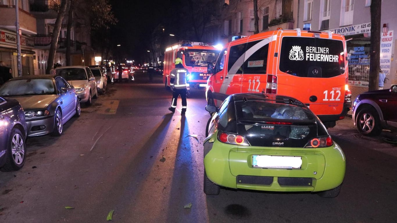 Rettungswagen und Unfallwagen vor Ort: Ein 22-Jähriger hat mit einem Carsharing-Fahrzeug in Neukölln Chaos angerichtet.
