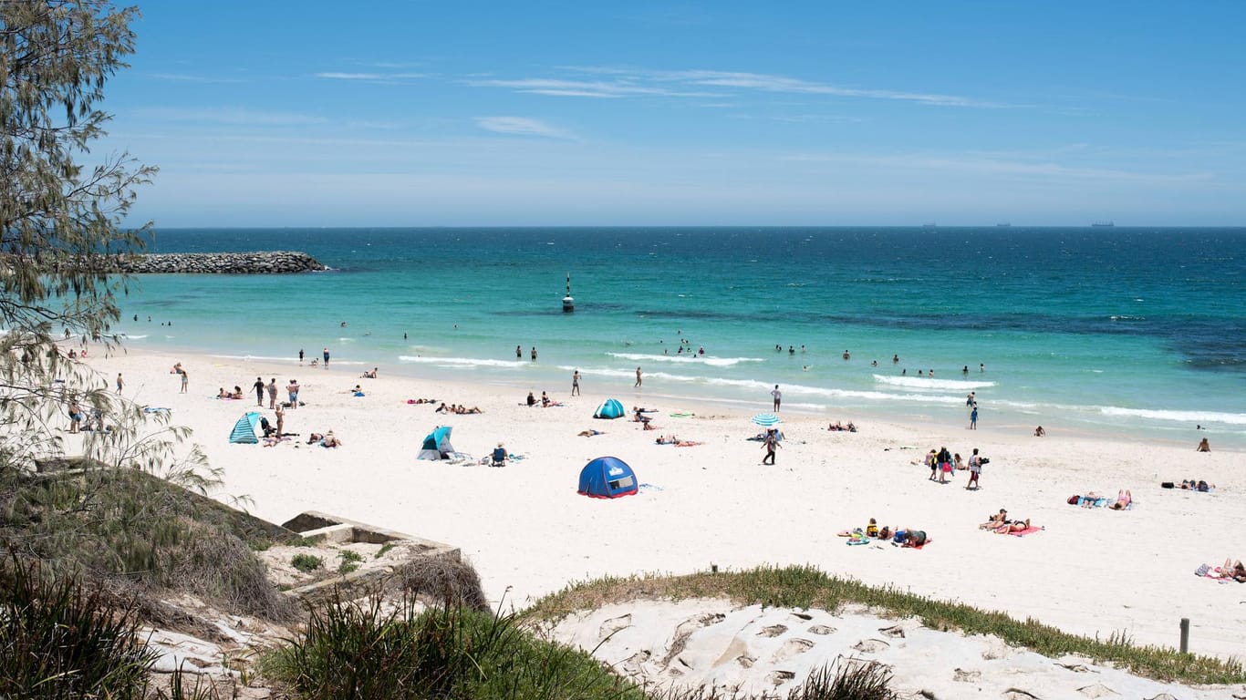 Ein Strand in Perth (Archivbild): Es befanden sich viele Menschen am Perth City Beach, doch glücklicherweise gab es keine Verletzten.
