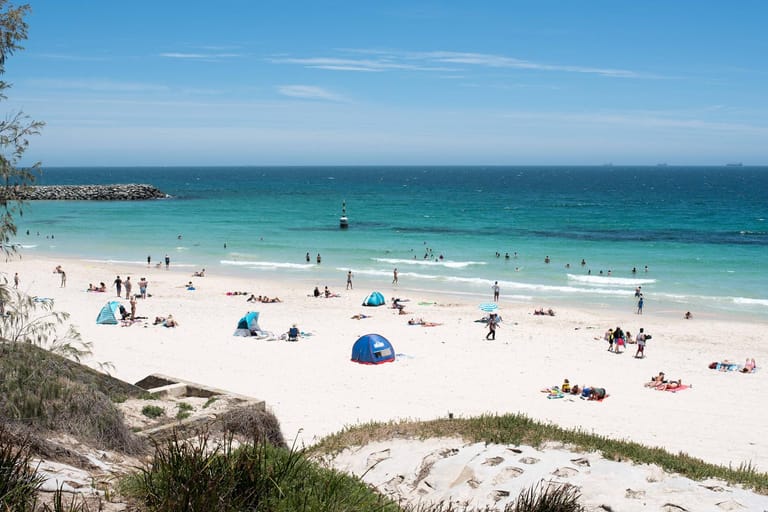 Ein Strand in Perth (Archivbild): Es befanden sich viele Menschen am Perth City Beach, doch glücklicherweise gab es keine Verletzten.