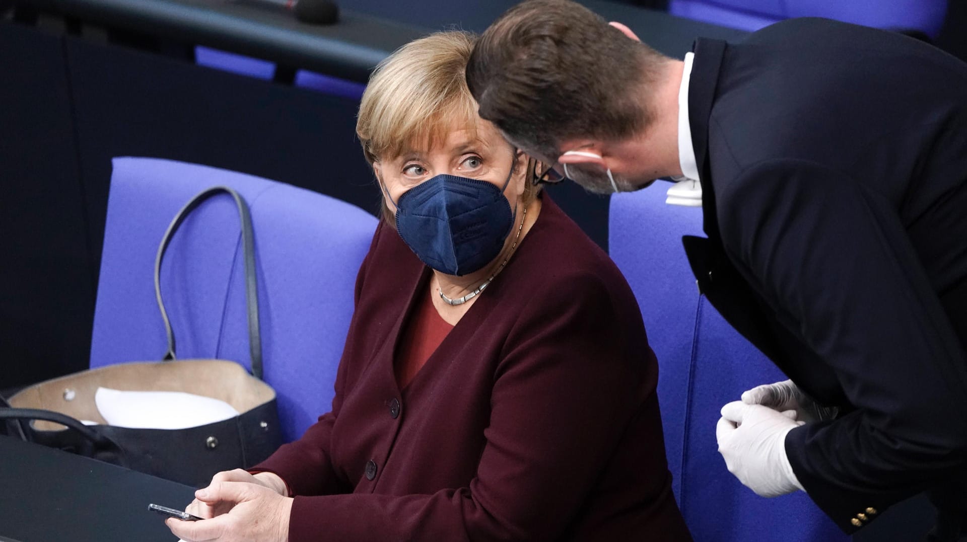 Merkel mit Maske im Bundestag: Sie wünscht sich eine Einigung zwischen Bund und Ländern auf einheitliche Corona-Regeln. Merkel mit Maske im Bundestag: Sie wünscht sich eine Einigung zwischen Bund und Ländern auf einheitliche Corona-Regeln.