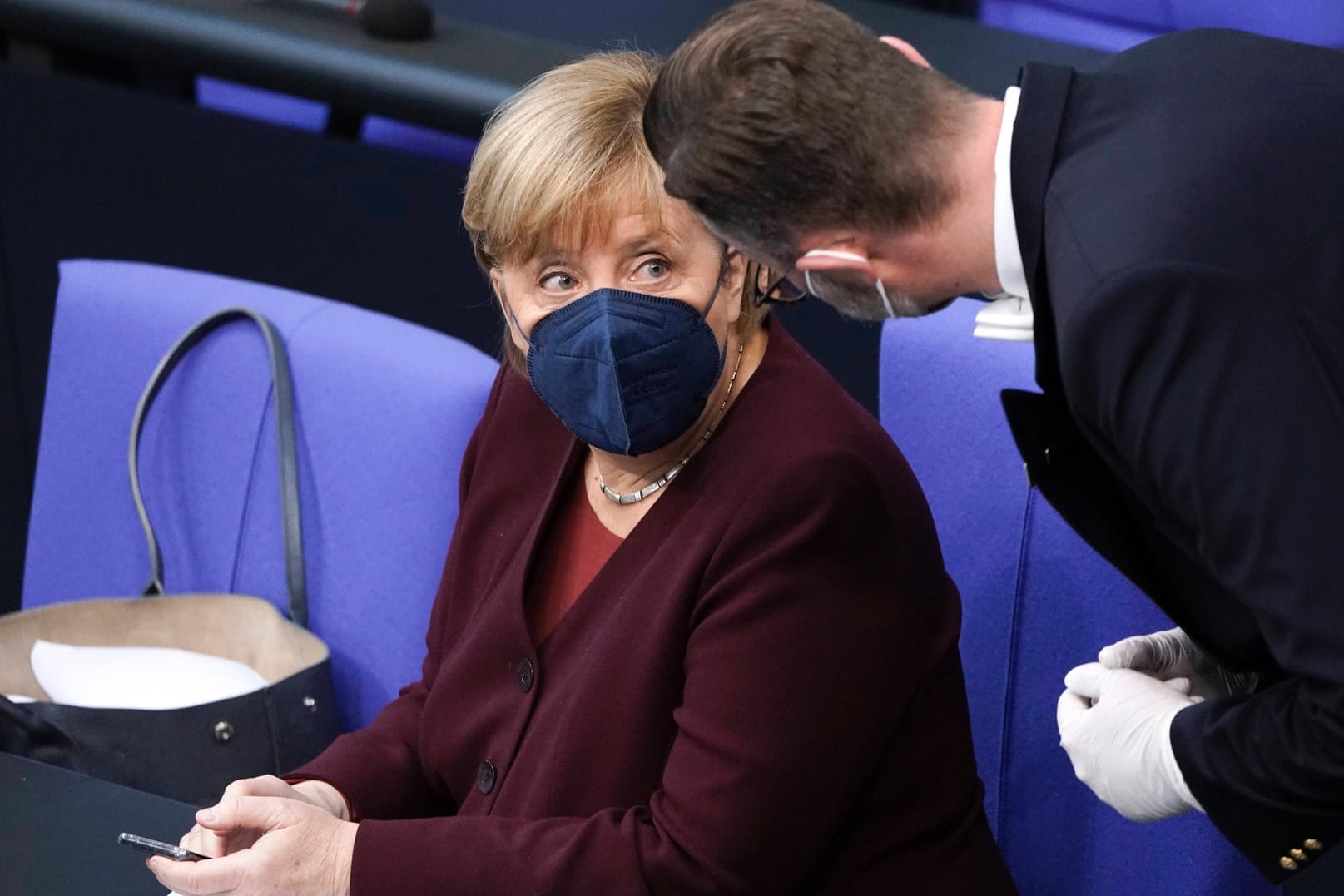 Merkel mit Maske im Bundestag: Sie wünscht sich eine Einigung zwischen Bund und Ländern auf einheitliche Corona-Regeln.