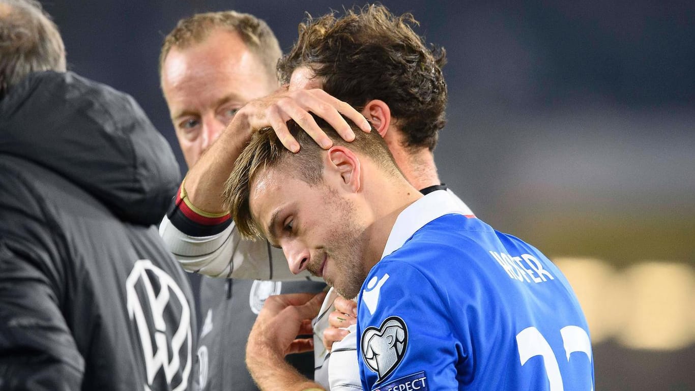 Leon Goretzka tröstet Jens Hofer (vorne): Der Liechtensteiner war nach seinem Foul am DFB-Spieler sichtlich geknickt.