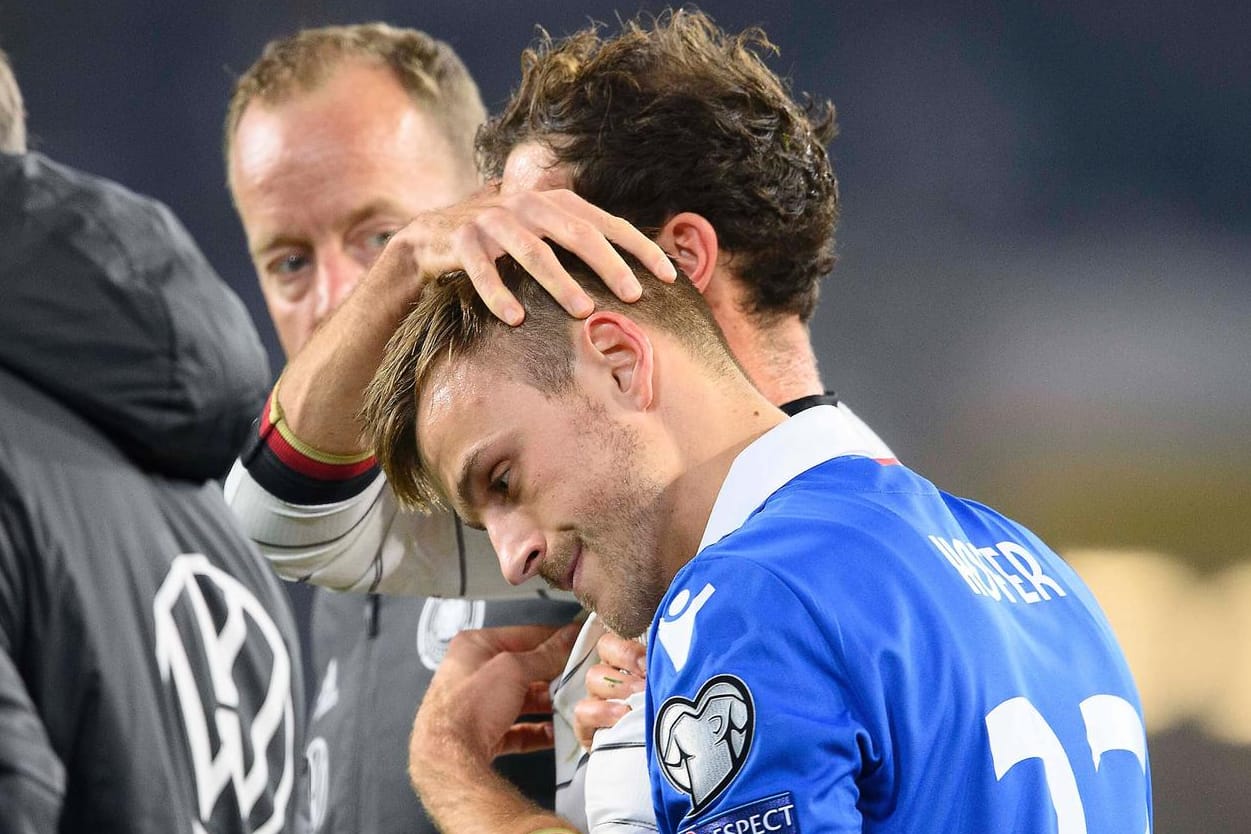 Leon Goretzka tröstet Jens Hofer (vorne): Der Liechtensteiner war nach seinem Foul am DFB-Spieler sichtlich geknickt.