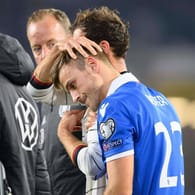 Leon Goretzka tröstet Jens Hofer (vorne): Der Liechtensteiner war nach seinem Foul am DFB-Spieler sichtlich geknickt.
