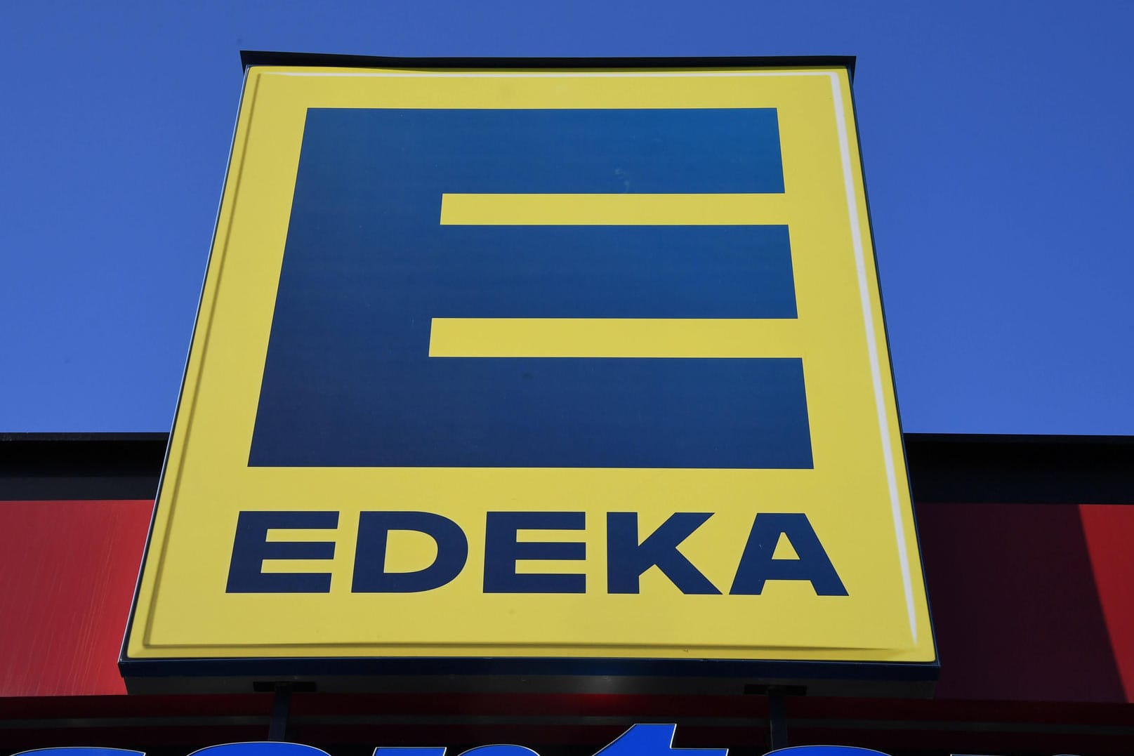 Edeka-Supermarkt: Der Händlerverbund will höhere Herstellerpreise nicht akzeptieren.