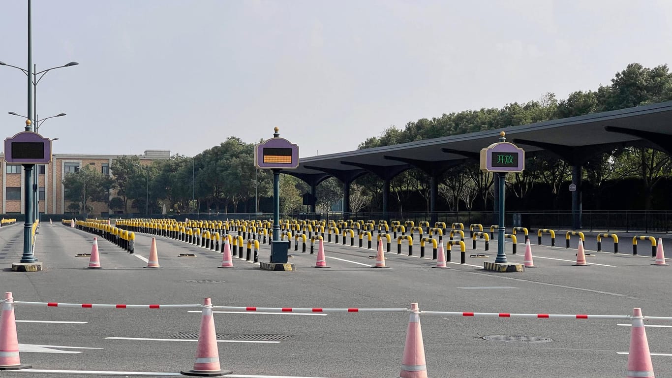 Der Zugang zum geschlossenen Disney-Resort in Shanghai Anfang November: 30.000 Menschen wurden dort eingeschlossen, nachdem ein Besucher positiv getestet worden war.