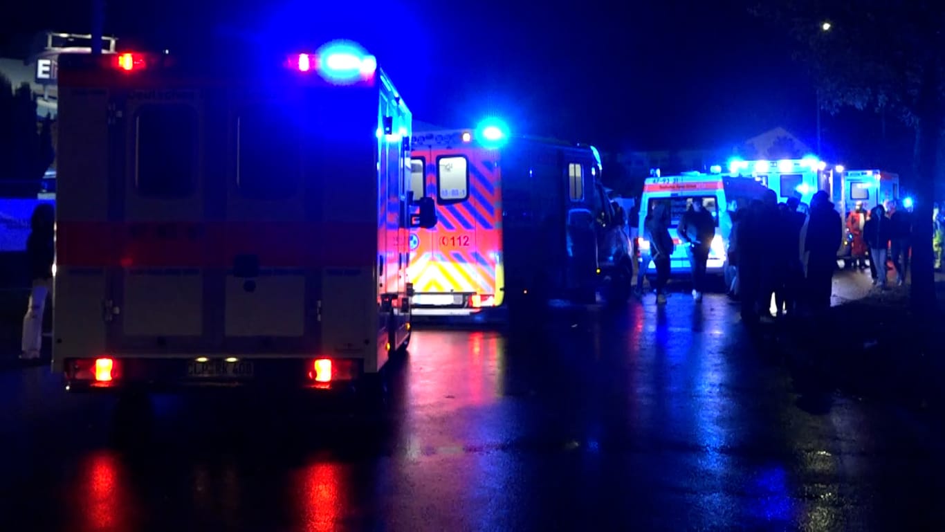Rettungskräfte vor der Disco in Friesoythe: Nach einer Massenpanik gab es mehrere Verletzte.