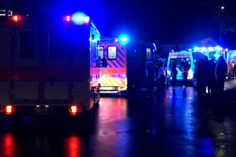 Rettungskräfte vor der Disco in Friesoythe: Nach einer Massenpanik gab es mehrere Verletzte.