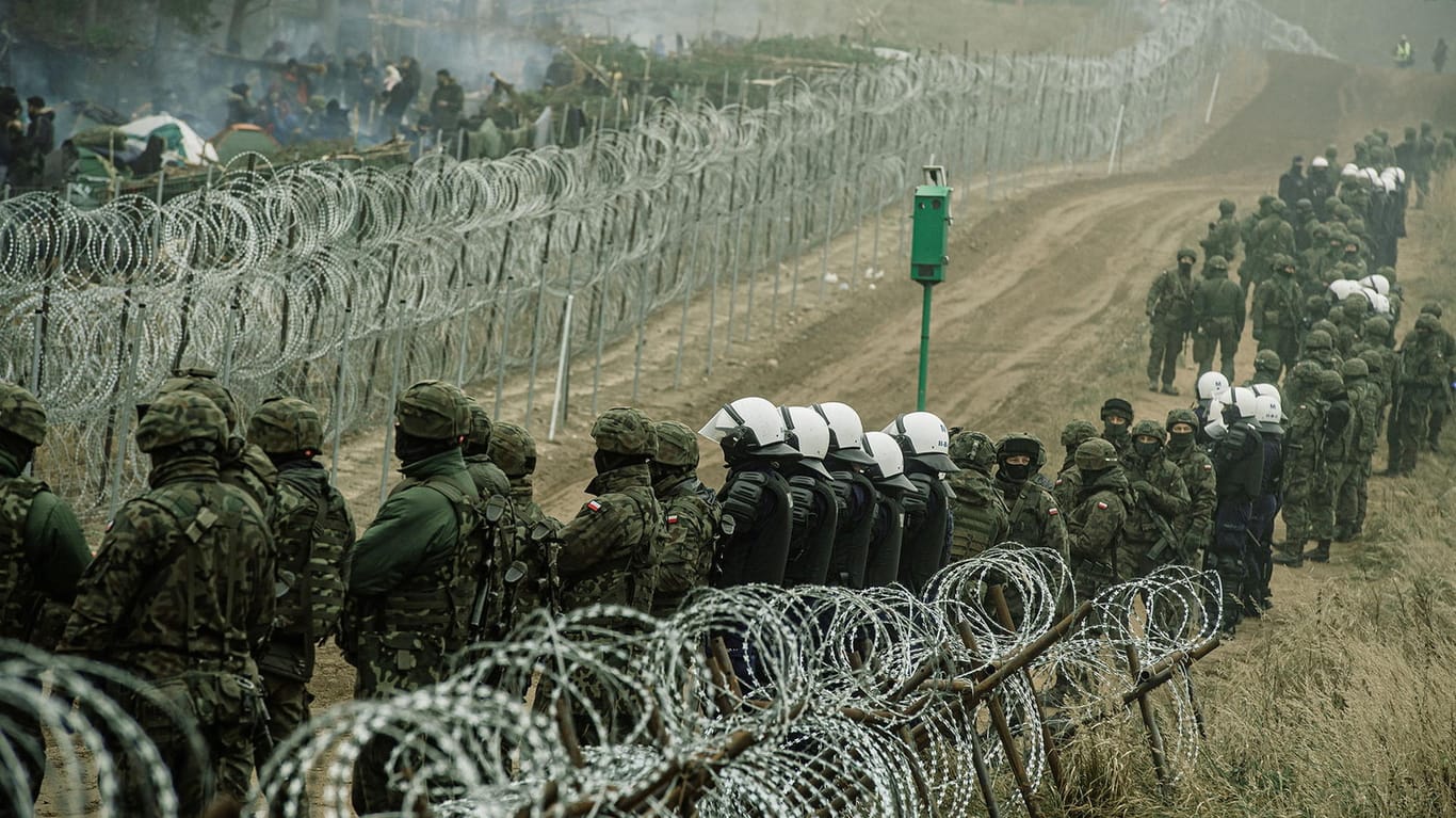 Das polnische Militär veröffentlichte dieses Foto, das polnische Soldaten und Polizisten an der polnisch-belarussischen Grenze zeigt: In der vergangenen Nacht hatten etwa hundert Migranten versucht, die Grenze zu stürmen.