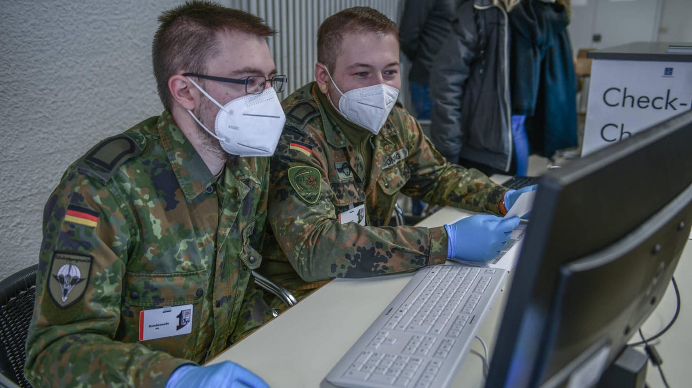Soldaten im Impfzentrum in Aalen (Baden-Württemberg) im Januar: Jetzt will die Bundeswehr wieder Tausende mobilisieren.