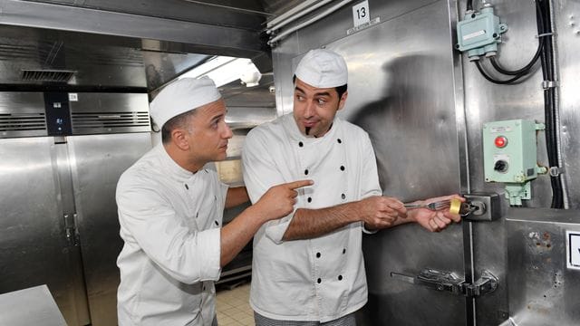 Nachdem Cem (Bülent Ceylan, r) und sein Bruder Hassan Meierbrink (Özcan Cosar) als Stand-up-Comedians gescheitert sind, versuchen sie sich als Küchenhilfen an Bord des "Traumschiffs".