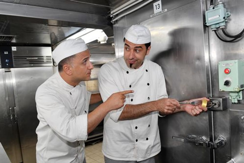 Nachdem Cem (Bülent Ceylan, r) und sein Bruder Hassan Meierbrink (Özcan Cosar) als Stand-up-Comedians gescheitert sind, versuchen sie sich als Küchenhilfen an Bord des "Traumschiffs".