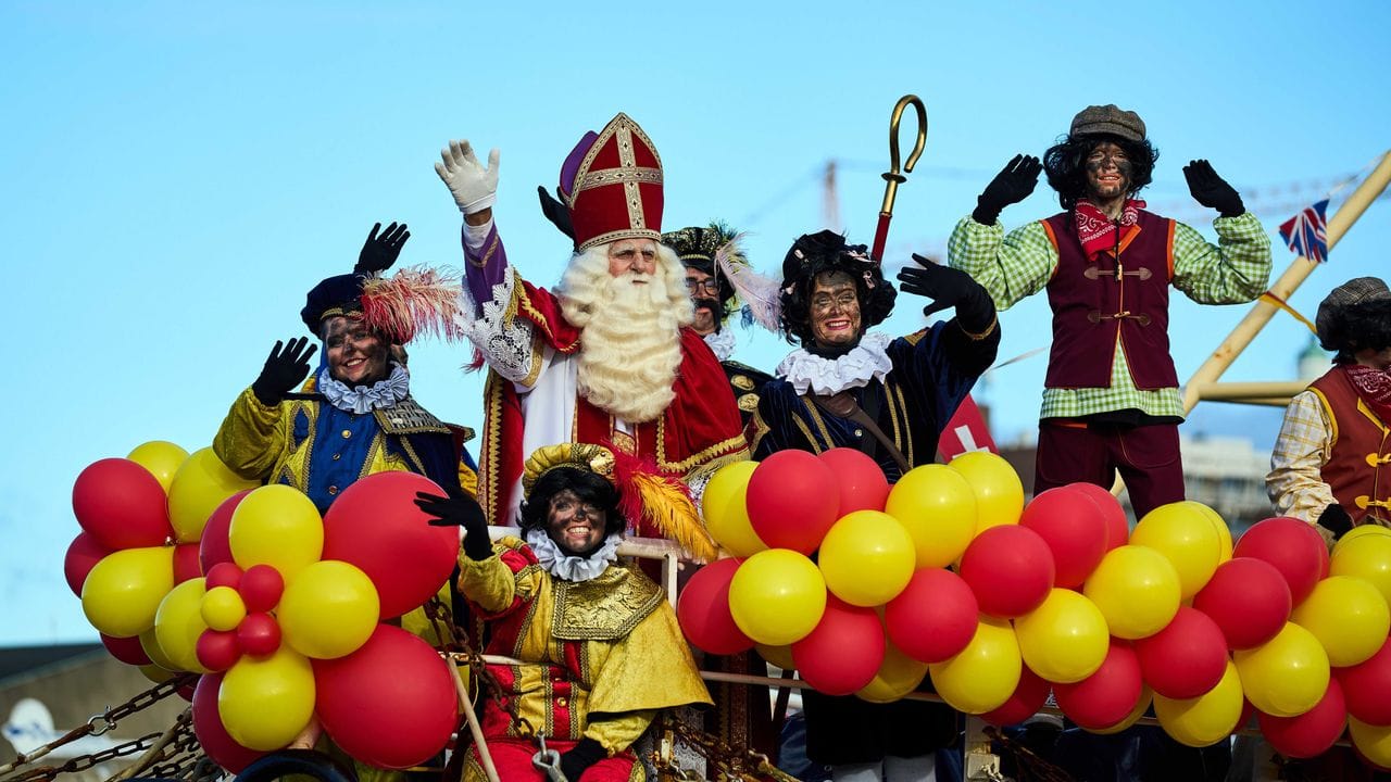 Sinterklaas und seine Gehilfen, die "Zwarten Pieten", kommen im Hafen von Scheveningen an. Sinterklaas und seine Gehilfen, die "Zwarten Pieten", kommen im Hafen von Scheveningen an.