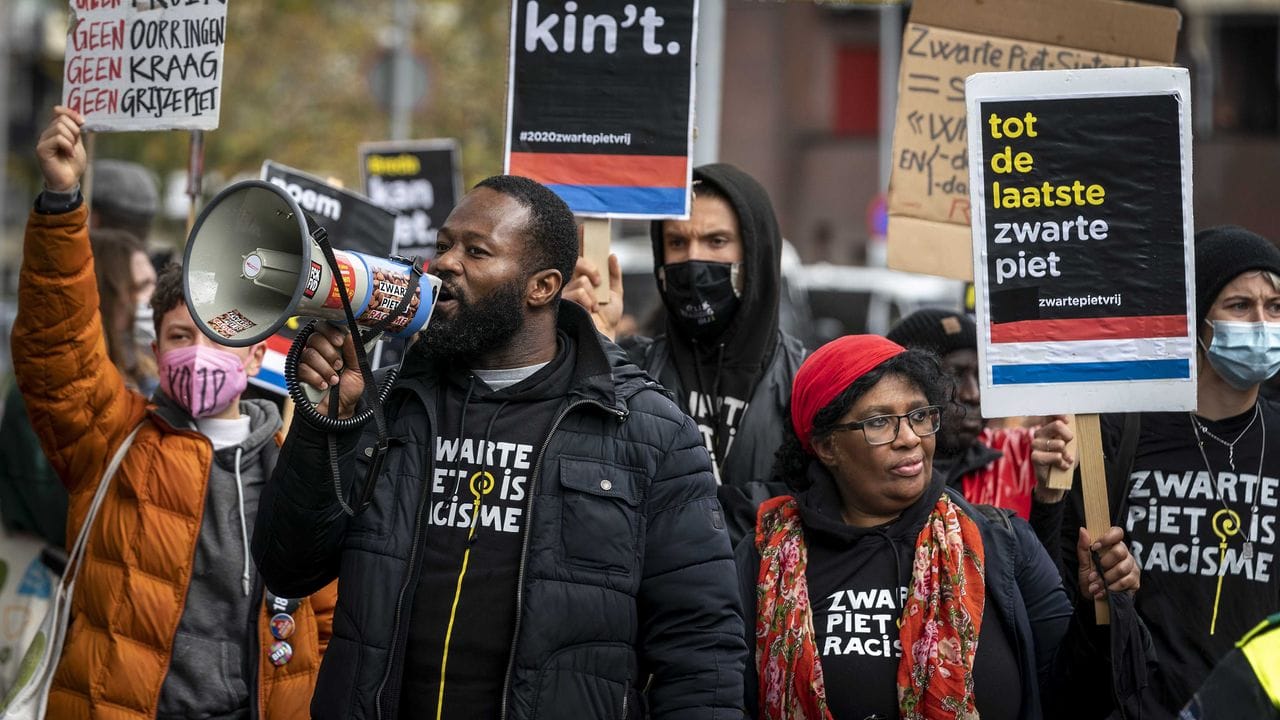 Ein Protestzug der Aktionsgruppe "Kick Out Zwarte Piet" (KOZP) in Breda. Ein Protestzug der Aktionsgruppe "Kick Out Zwarte Piet" (KOZP) in Breda.
