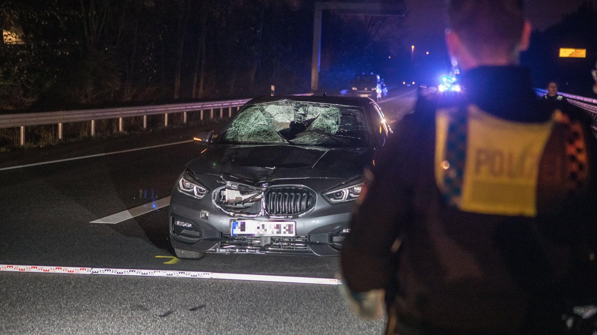 Ein Polizist steht vor dem Unfallwagen: Der Fußgänger war in der Nacht auf die Bundesstraße gelaufen und von dem Auto erfasst worden. Ein Polizist steht vor dem Unfallwagen: Der Fußgänger war in der Nacht auf die Bundesstraße gelaufen und von dem Auto erfasst worden.