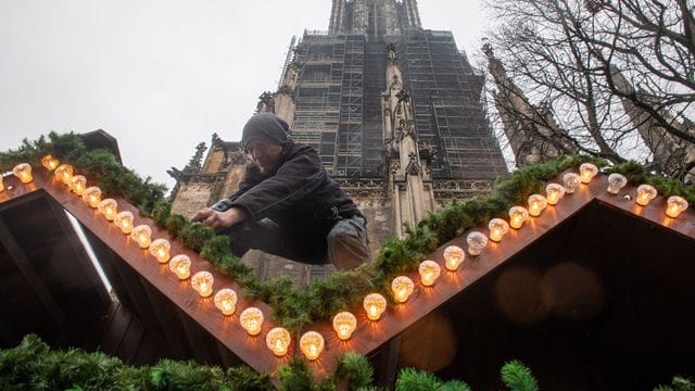 Aufbauarbeiten für den Ulmer Weihnachtsmarkt