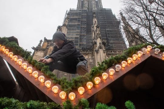 Aufbauarbeiten für den Ulmer Weihnachtsmarkt