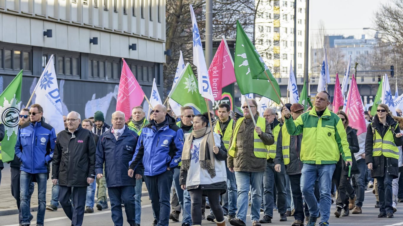 Unter anderem Tarifbeschäftigte der Polizei demonstrieren in Berlin (Symbolbild): Nun soll in Hamburg die Arbeit niedergelegt und demonstriert werden.