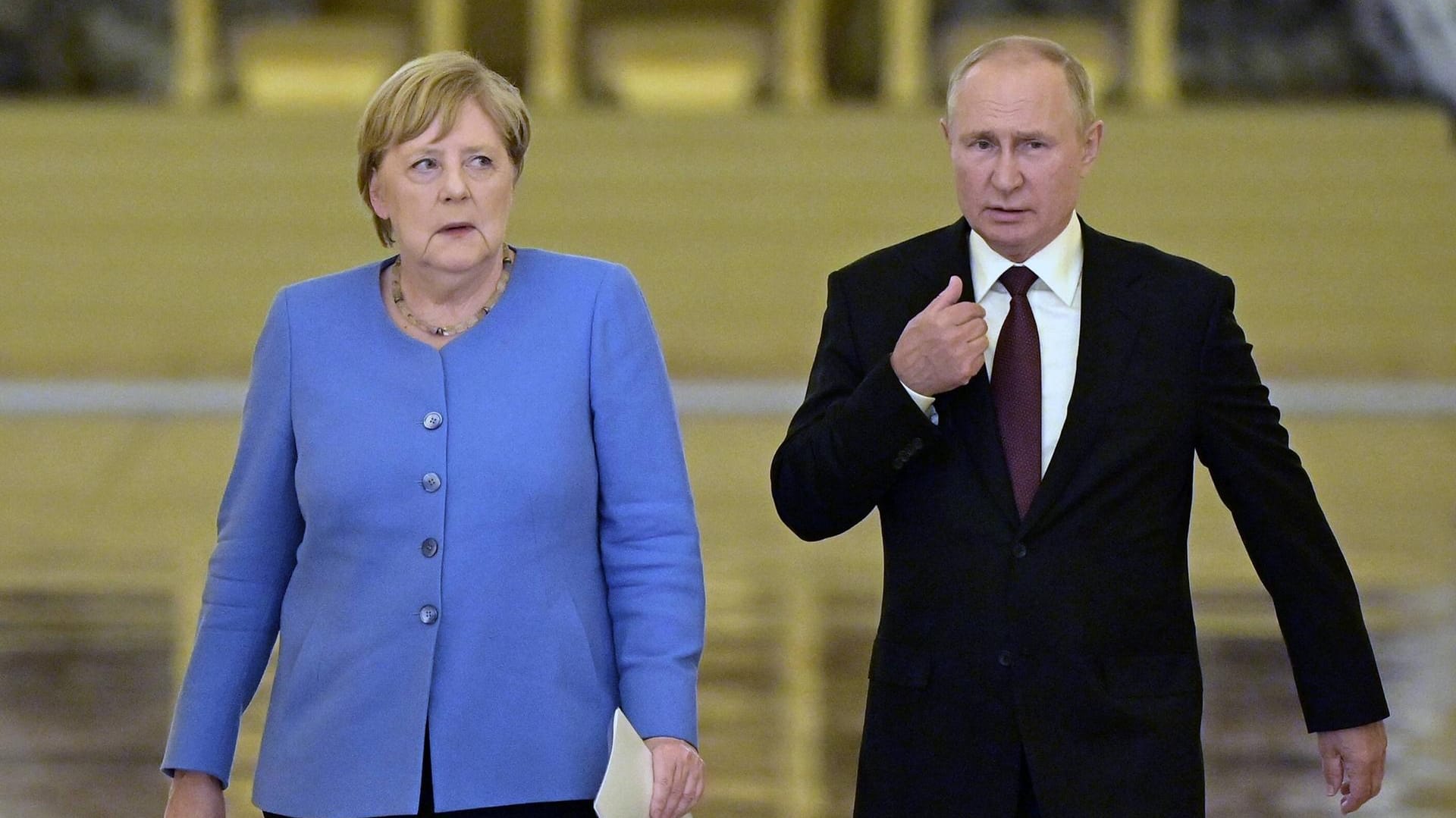 Angela Merkel und Wladimir Putin auf dem Weg zu einer gemeinsamen Pressekonferenz (Archivbild): Die Bundeskanzlerin hatte den russischen Präsidenten darum gebeten, bei dem Streit mit Belarus zu intervenieren.