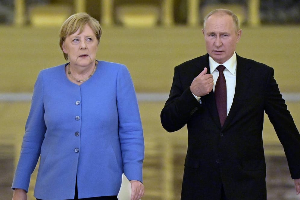 Angela Merkel und Wladimir Putin auf dem Weg zu einer gemeinsamen Pressekonferenz (Archivbild): Die Bundeskanzlerin hatte den russischen Präsidenten darum gebeten, bei dem Streit mit Belarus zu intervenieren.
