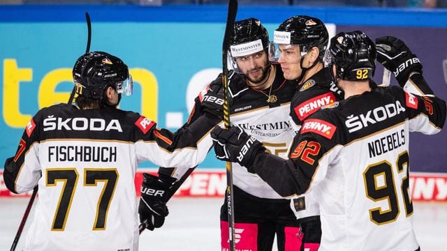 Deutschlands Fischbuch (l-r), Torschütze Rieder, Pföderl und Noebels jubeln nach dem Treffer zur 1:0-Führung. Deutschlands Fischbuch (l-r), Torschütze Rieder, Pföderl und Noebels jubeln nach dem Treffer zur 1:0-Führung.