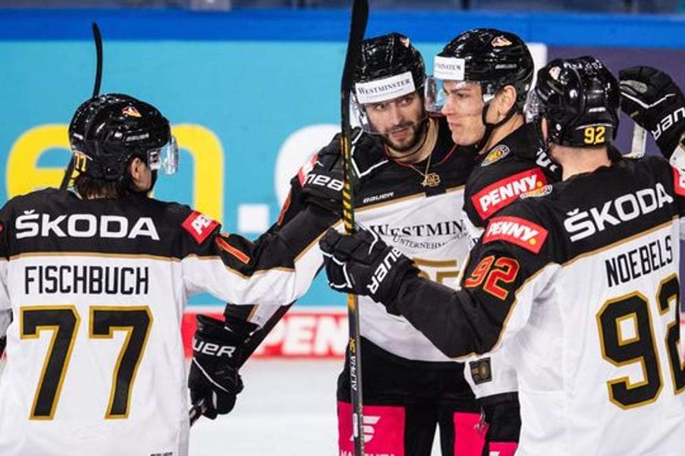 Deutschlands Fischbuch (l-r), Torschütze Rieder, Pföderl und Noebels jubeln nach dem Treffer zur 1:0-Führung.