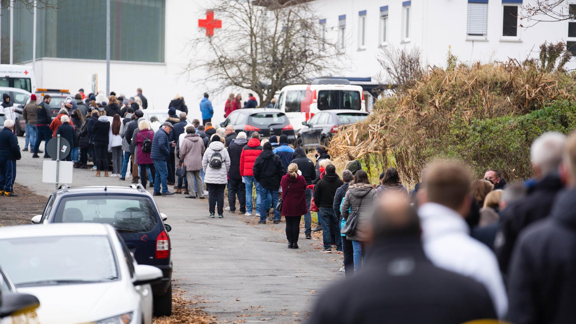 Ein lange Warteschlange hat sich vor einem Corona-Impfzentrum in Wunsiedel gebildet: In zahlreichen Städten mussten Impfwillige zuletzt teils lange warten. Ein lange Warteschlange hat sich vor einem Corona-Impfzentrum in Wunsiedel gebildet: In zahlreichen Städten mussten Impfwillige zuletzt teils lange warten.
