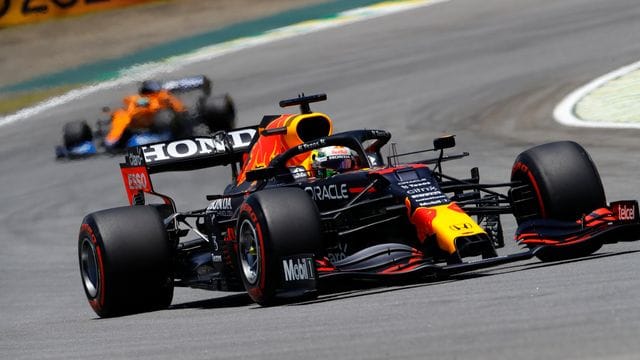 Der Niederländer Max Verstappen steuert seinen Red-Bull-Boliden auf der Rennstrecke. Der Niederländer Max Verstappen steuert seinen Red-Bull-Boliden auf der Rennstrecke.