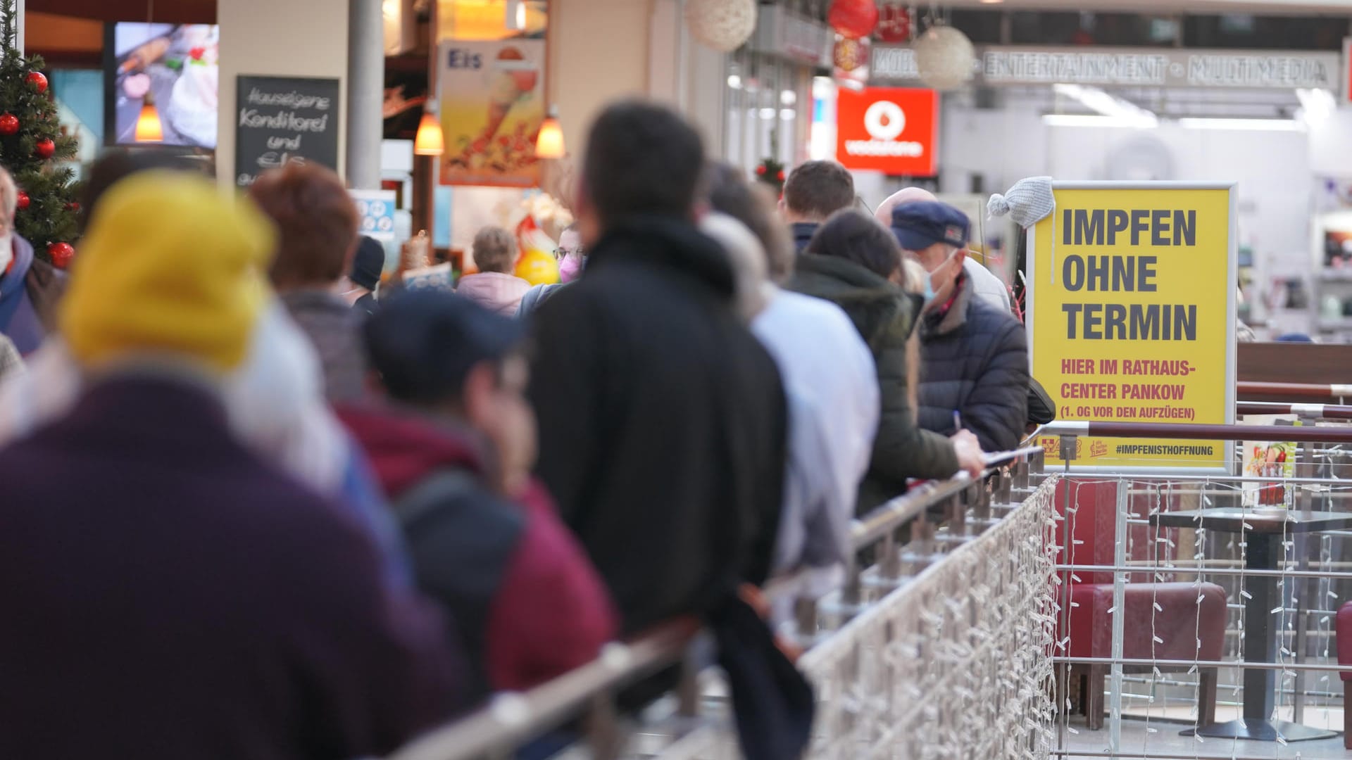 Zahlreiche Menschen warten vor einem Impfzentrum in einem Einkaufscenter in Berlin-Pankow: In der Hauptstadt gelten ab Montag flächendeckende 2G-Regelungen.