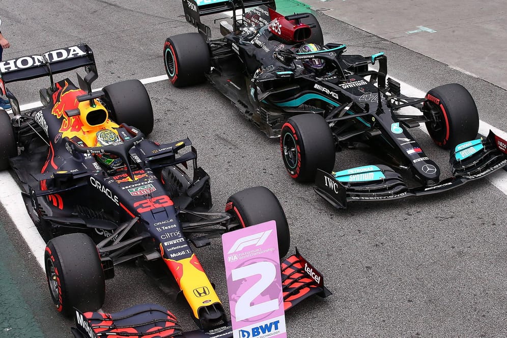 Unklare Situation: Die Autos von Max Verstappen (li.) und Lewis Hamilton am Rande des Trainings zum Großen Preis von Brasilien.