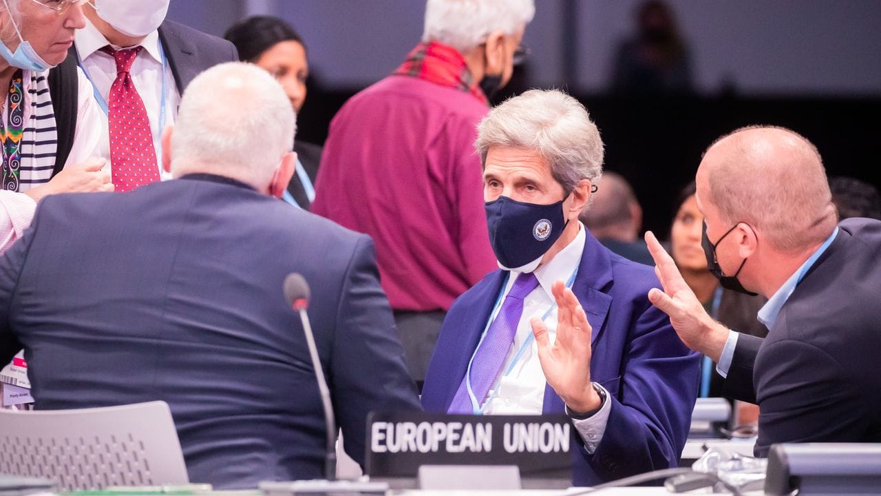 John Kerry (M), Sondergesandter des US-Präsidenten, bei der UN-Klimakonferenz COP26.