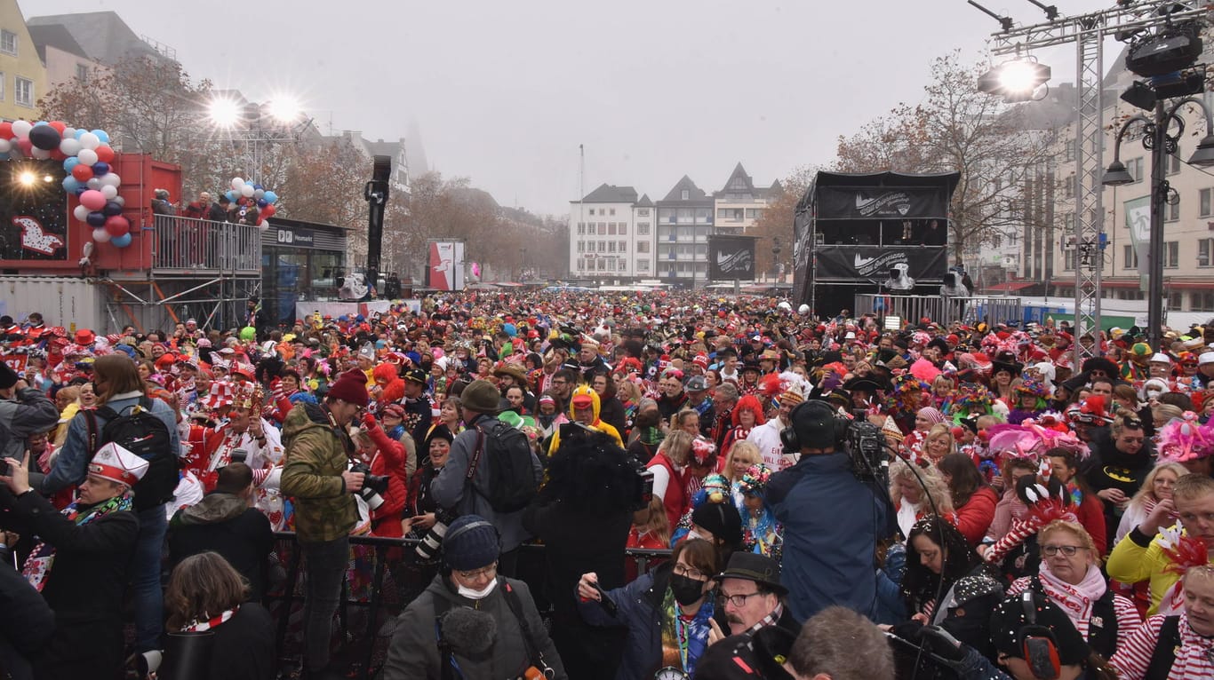 Hunderte Menschen beim Karneval in Köln: Das NRW-Gesundheitsministerium hat Fehler bei den Corona-Kontrollen zugegeben.