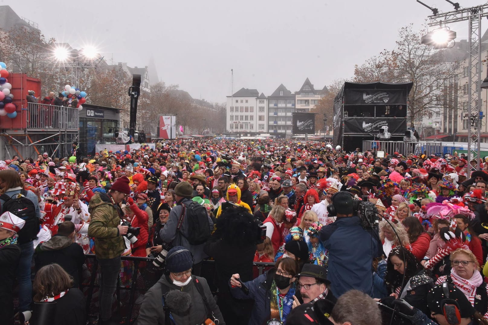 Hunderte Menschen beim Karneval in Köln: Das NRW-Gesundheitsministerium hat Fehler bei den Corona-Kontrollen zugegeben.