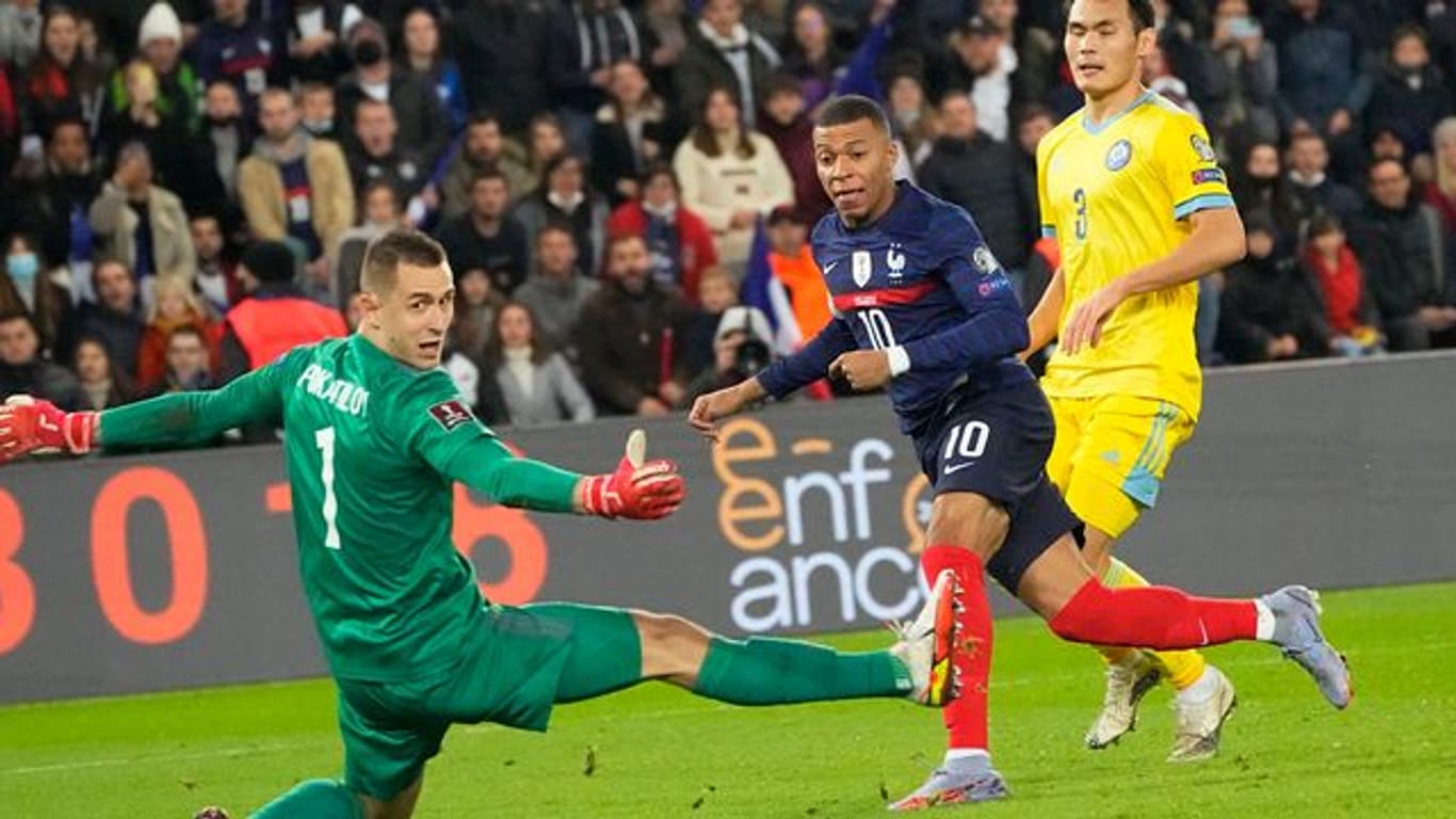 Kylian Mbappe (M) trifft zum 8:0 für Frankreich.