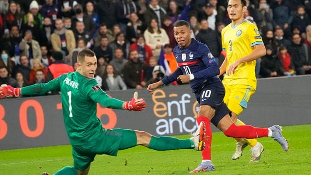 Kylian Mbappe (M) trifft zum 8:0 für Frankreich.