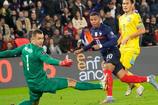 Kylian Mbappe (M) trifft zum 8:0 für Frankreich.