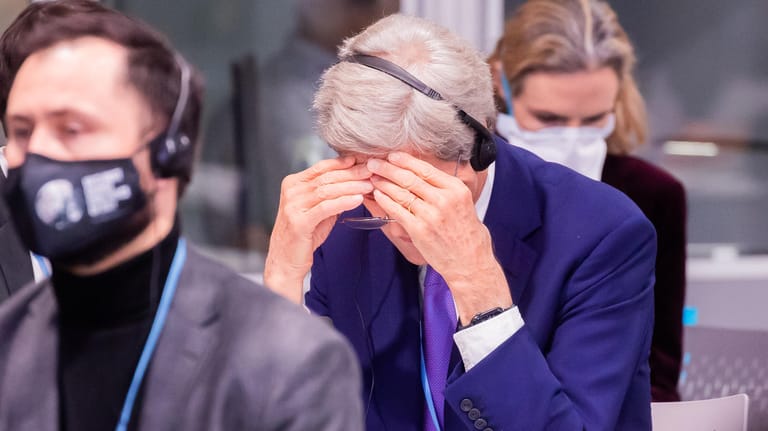 John Kerry, Sondergesandter des US-Präsidenten für das Klima: Auf der UN-Klimakonferenz in Glasgow hat die internationale Gemeinschaft mit Verspätung eine Abschlusserklärung gebilligt.