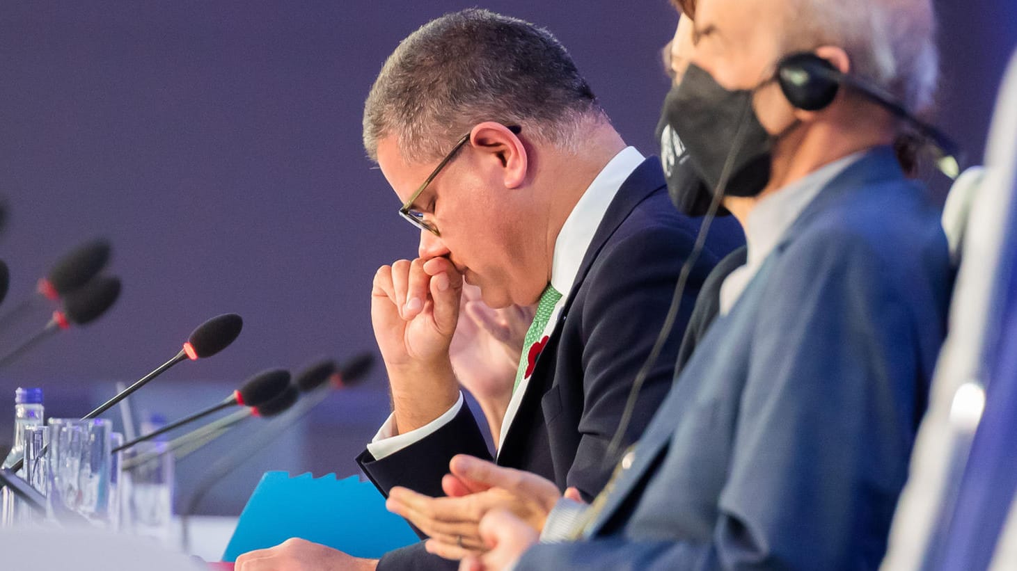 Glasgow: Alok Sharma (l.), Präsident der COP26, kämpft bei der Schluss-Plenarsitzung der UN-Klimakonferenz mit den Tränen.