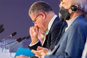 Glasgow: Alok Sharma (l.), Präsident der COP26, kämpft bei der Schluss-Plenarsitzung der UN-Klimakonferenz mit den Tränen.