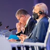 Glasgow: Alok Sharma (l.), Präsident der COP26, kämpft bei der Schluss-Plenarsitzung der UN-Klimakonferenz mit den Tränen.