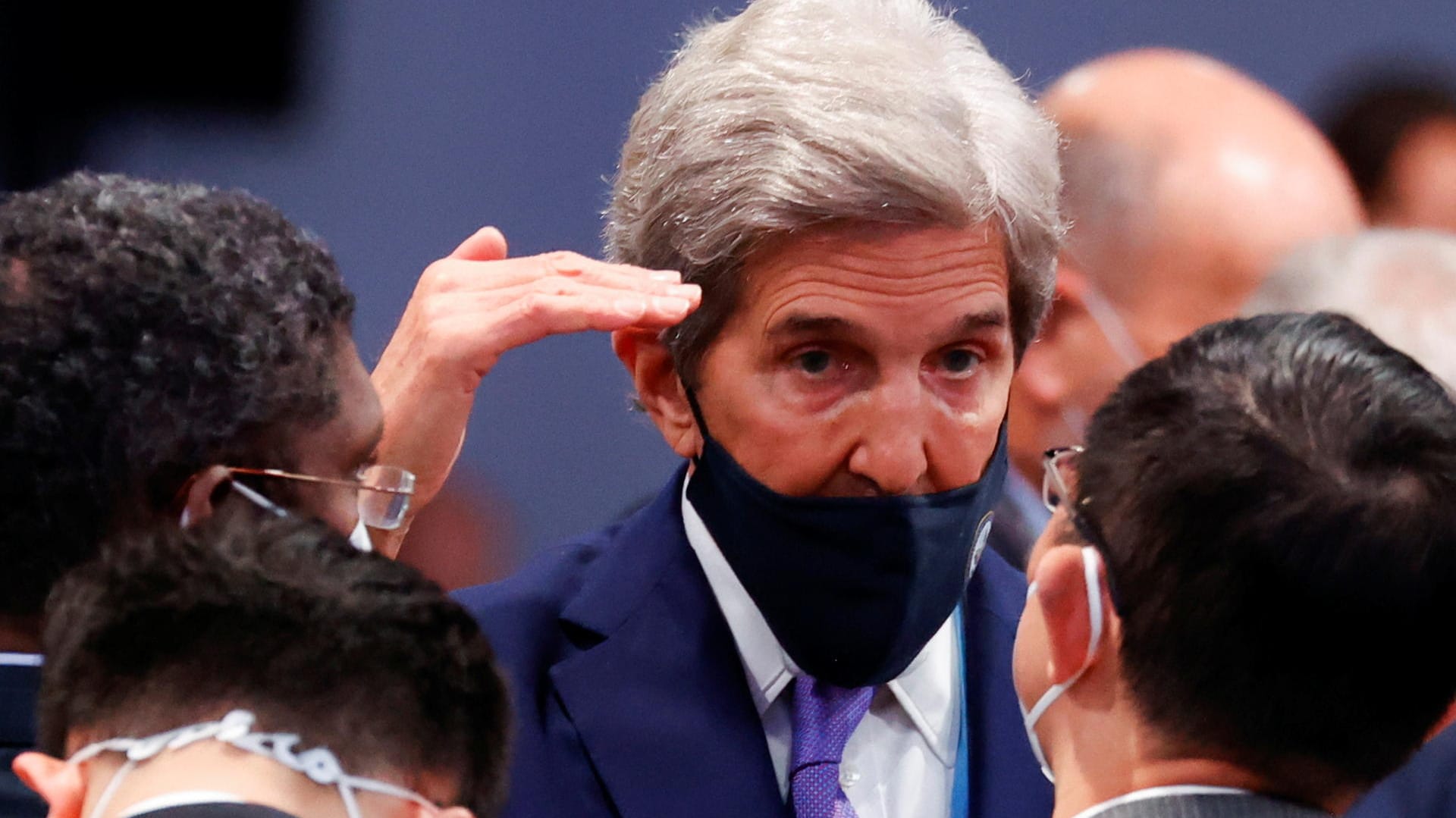 John Kerry, Sondergesandter des US-Präsidenten für das Klima: Auf der UN-Klimakonferenz in Glasgow hat die internationale Gemeinschaft mit Verspätung eine Abschlusserklärung gebilligt.