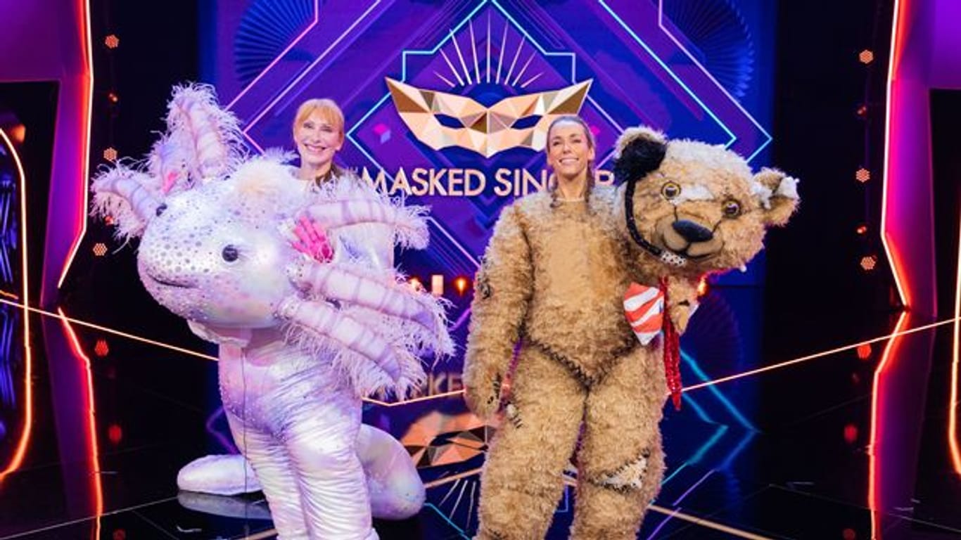 In der Musik-Rateshow "The Masked Singer" sind mit "Tatort"-Schauspielerin Andrea Sawatzki (l) und "red.