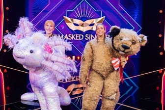 In der Musik-Rateshow "The Masked Singer" sind mit "Tatort"-Schauspielerin Andrea Sawatzki (l) und "red.