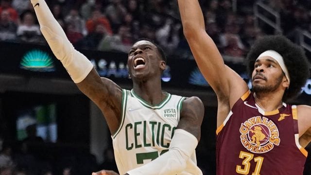 Dennis Schröder (l) war mit 28 Punkten der beste Schütze der Celtics.