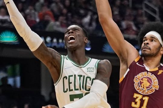 Dennis Schröder (l) war mit 28 Punkten der beste Schütze der Celtics.