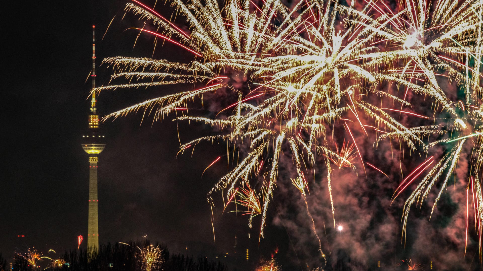 Silvesterfeuerwerk am Alexanderplatz in Berlin (Symbolblild): Unter anderem hier darf 2021 nicht geböllert werden. Silvesterfeuerwerk am Alexanderplatz in Berlin (Symbolblild): Unter anderem hier darf 2021 nicht geböllert werden.